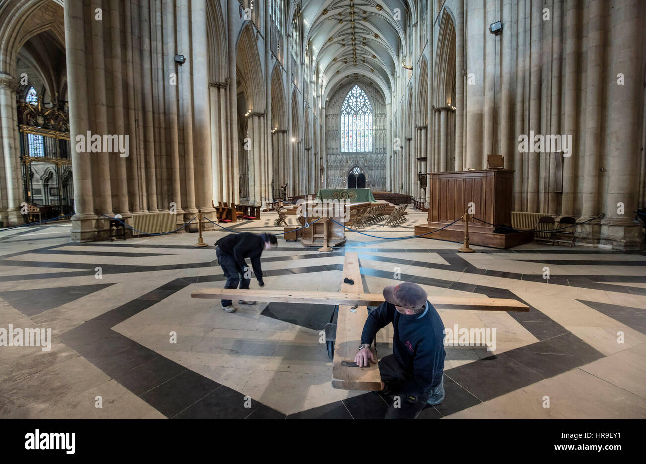 Une grande croix en bois, le symbole central de la foi chrétienne, avant qu'il soit accroché dans la cathédrale de York pour symboliser le début du carême au mercredi des Cendres. Banque D'Images