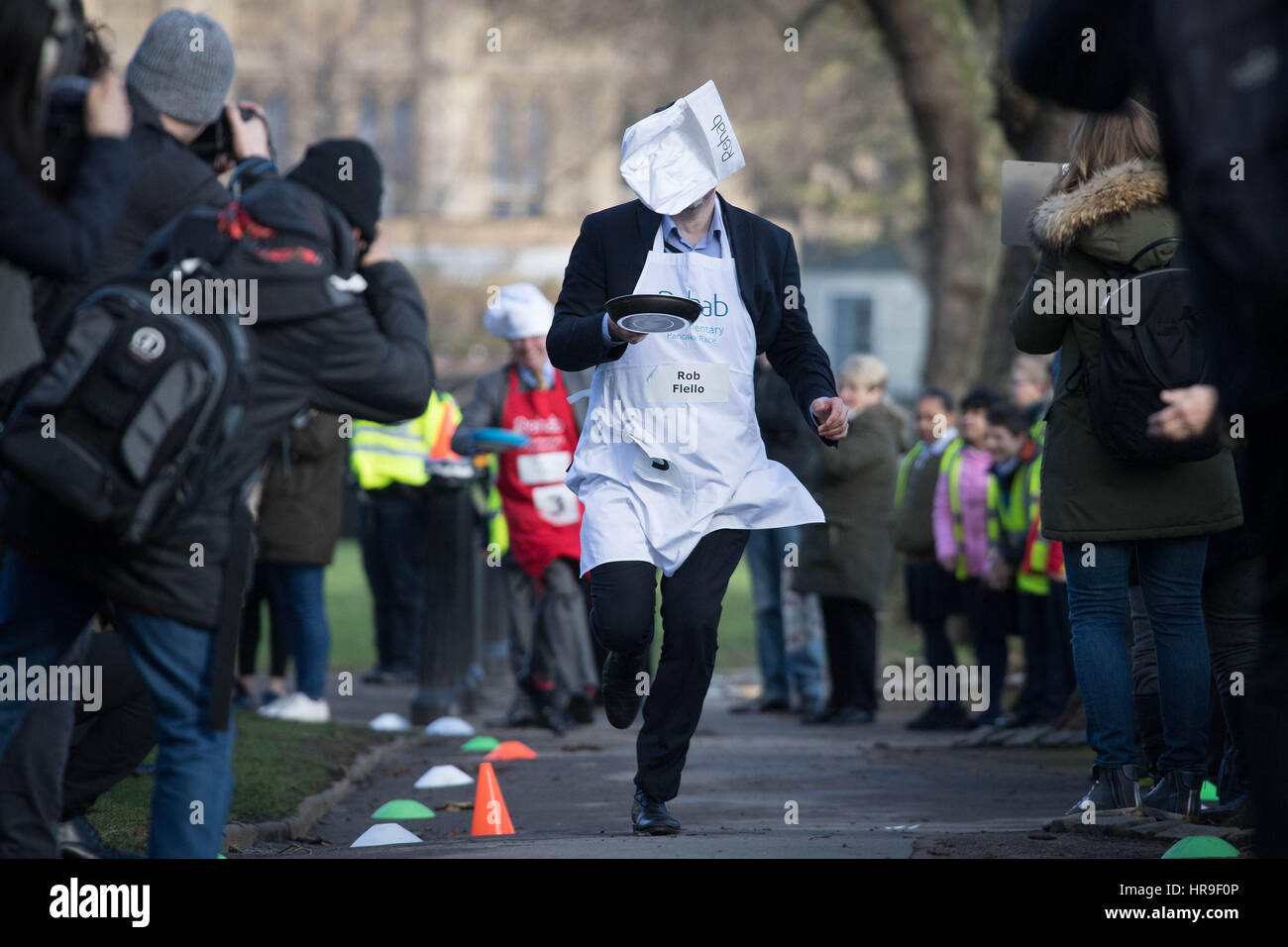 MP pour Stoke-on-Trent Rob Flello Sud prend part à l'Assemblée parlementaire Rehab course dans laquelle les crêpes MPs, seigneurs et les membres des médias la course sur crêpes pour récolter des fonds pour l'organisme de bienfaisance Rehab, à Victoria Tower Gardens, Londres. Banque D'Images