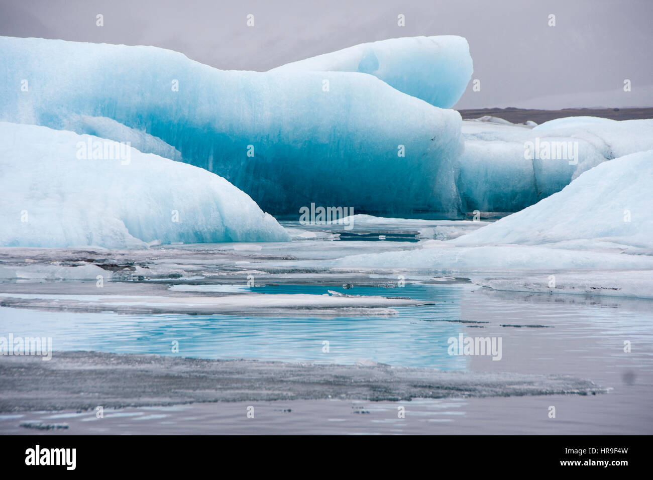 Icebergs flottant dans le lagon glaciaire de Jökulsárlón Banque D'Images