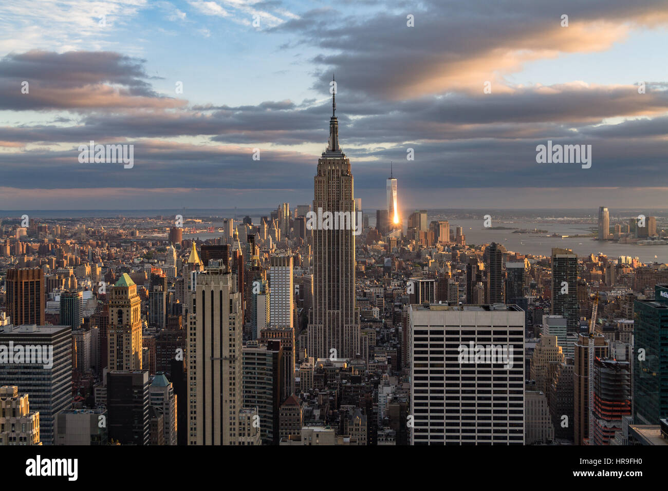 L'Empire State Building et toits de New York comme vu du haut de la roche Banque D'Images