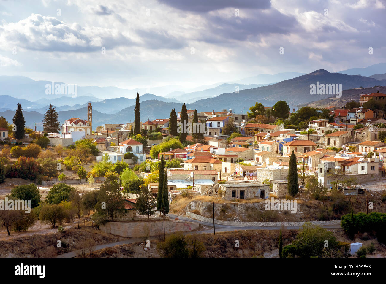 La lumière du soleil tôt le matin au-dessus du village de Kalavassos. District de Larnaca, Chypre. Banque D'Images