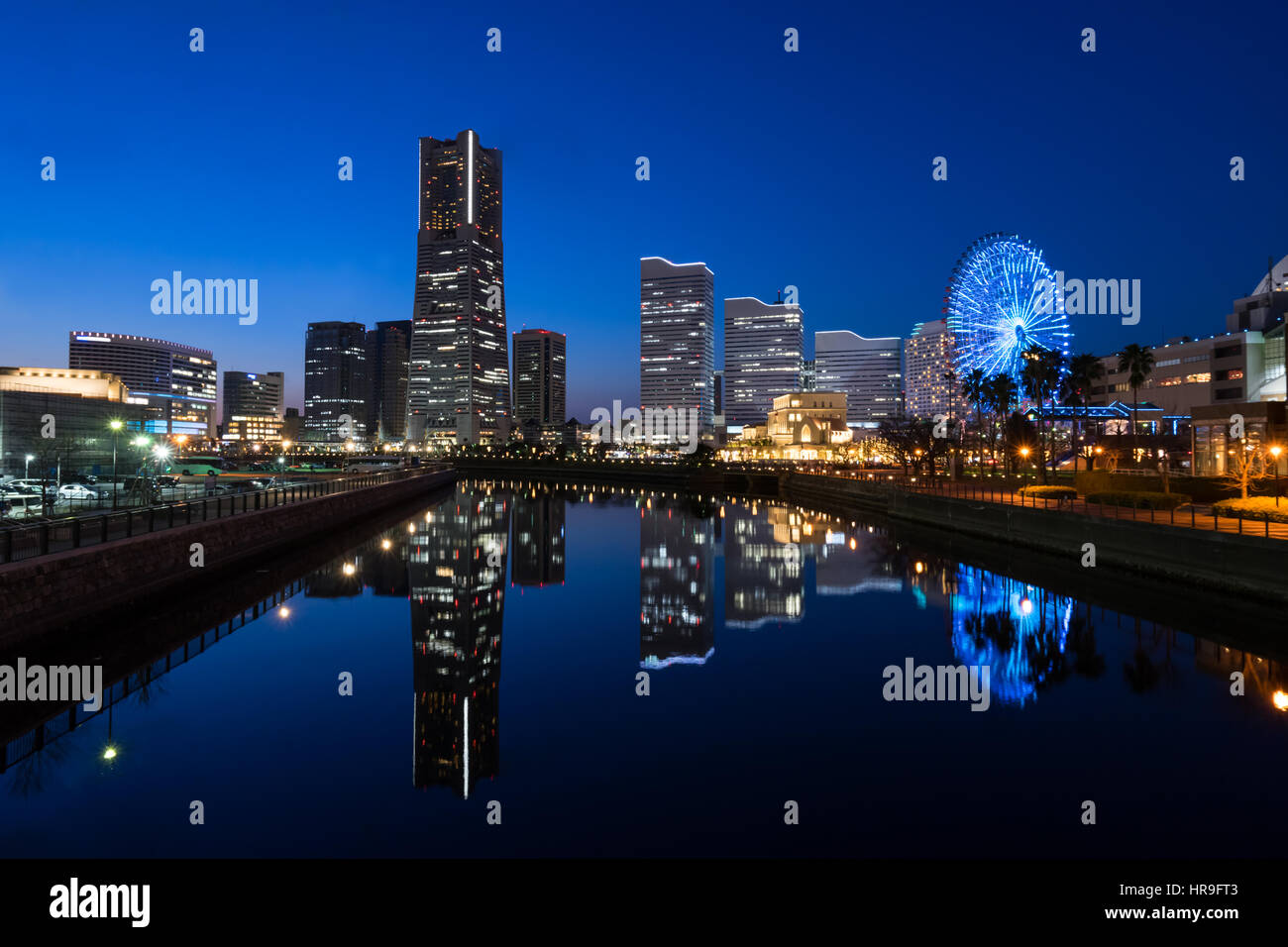 Paysage urbain d'Yokohama Minato Mirai domaine de la ville de Kanagawa, Japon, au crépuscule. Banque D'Images