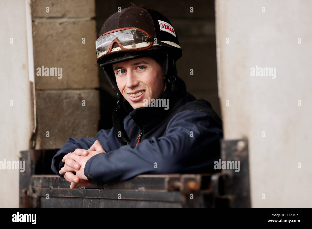 Jockey Bryan Cooper pose pour une photo lors de la visite de Gordon Elliott écuries Longwood, comté de Meath, en Irlande. Banque D'Images