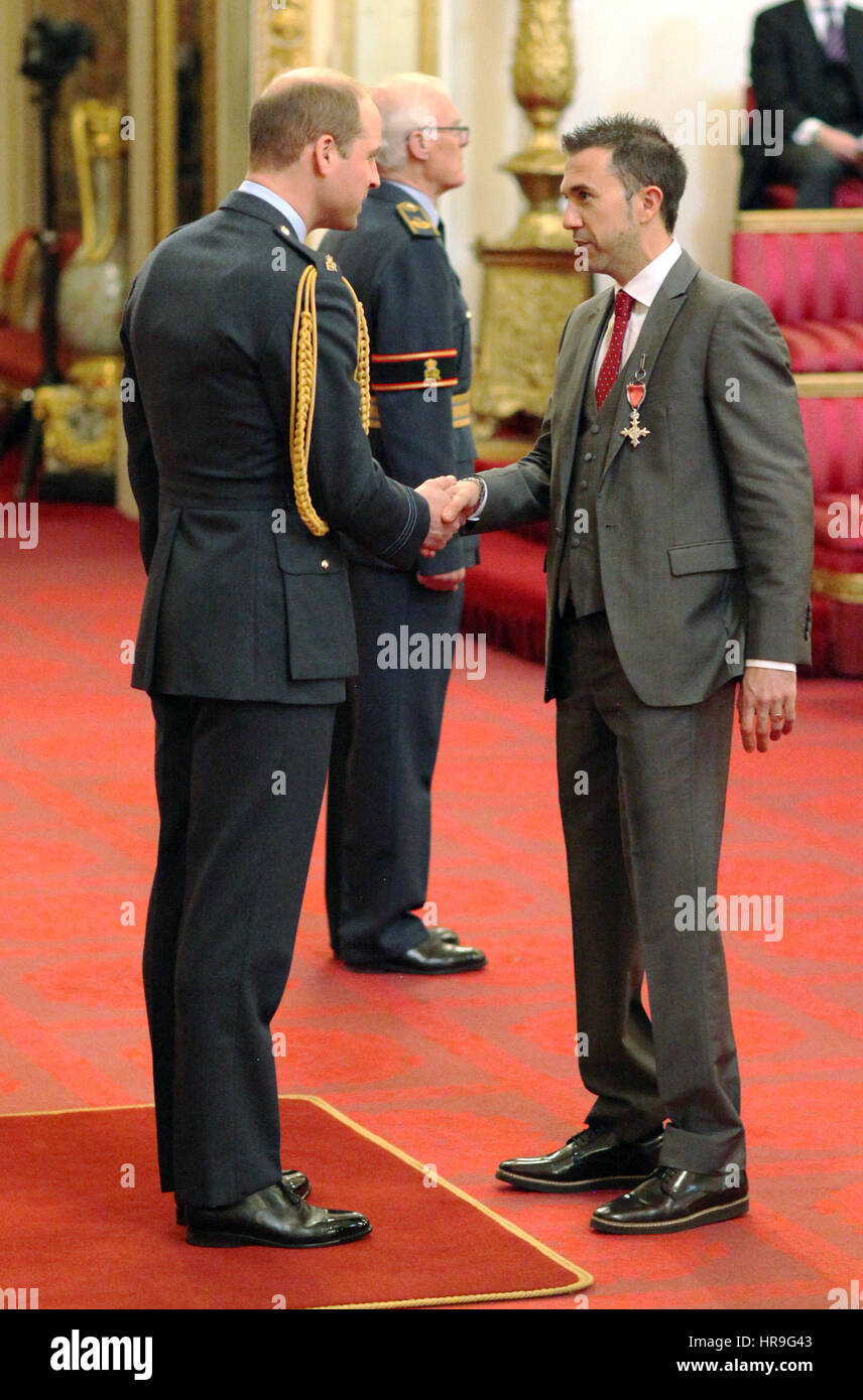Paratriathlete Andy Lewis de Lydney est fait un MBE (Membre de l'ordre de l'Empire britannique) par le duc de Cambridge à Buckingham Palace. Banque D'Images
