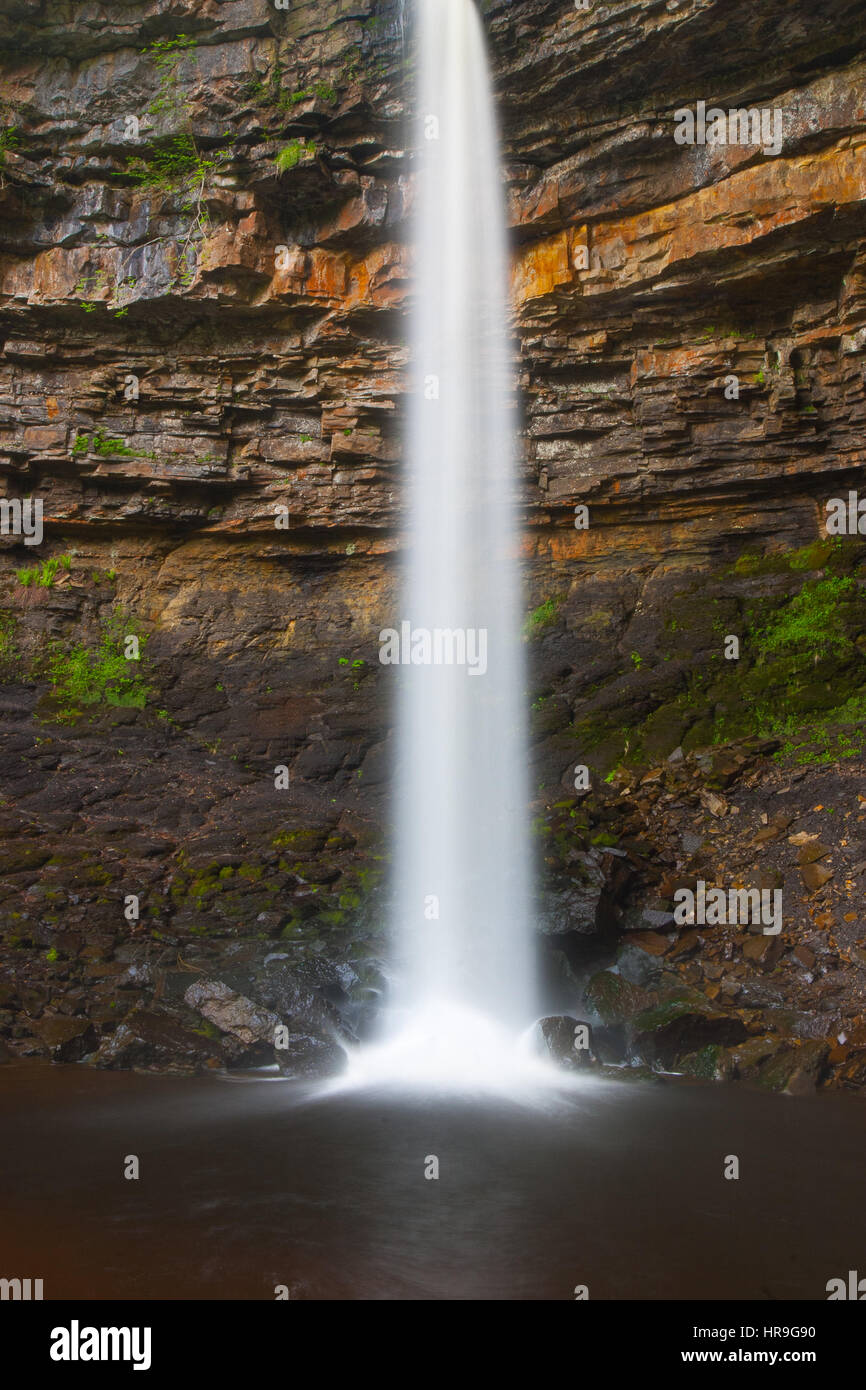 Hardraw force cascade à Leyburn, North Yorkshire.Hardraw Force est la plus grande de l'Angleterre seule goutte cascade, un réputé 100 pied tombant. Banque D'Images