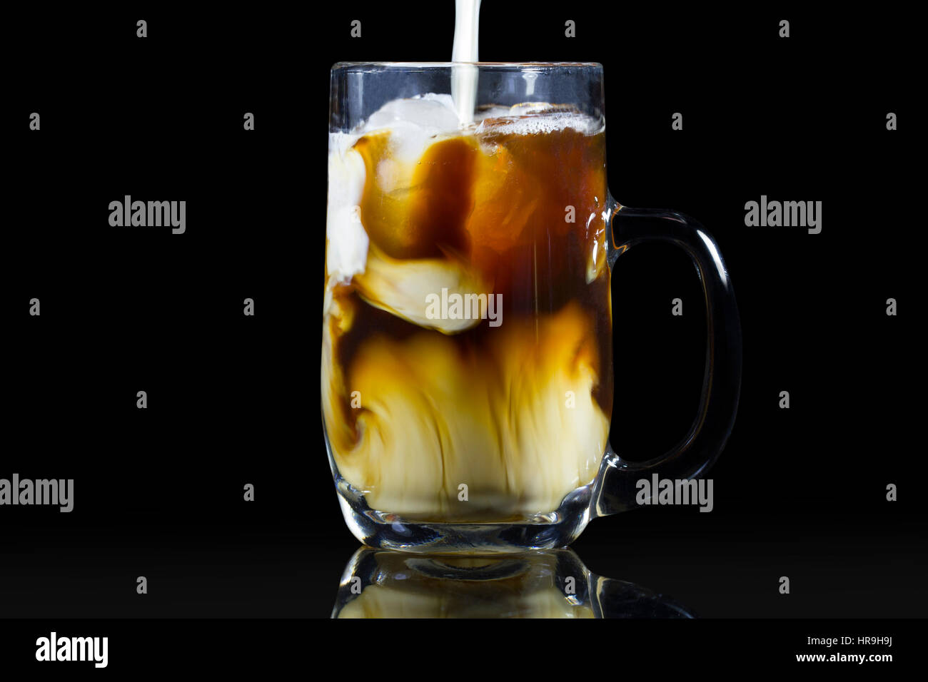 La base de l'Espresso, latte, café glacé de la circulation de lait frais de versement ci-dessus qui montre l'effet de flou en bas de la vitre présenté isolé sur Banque D'Images