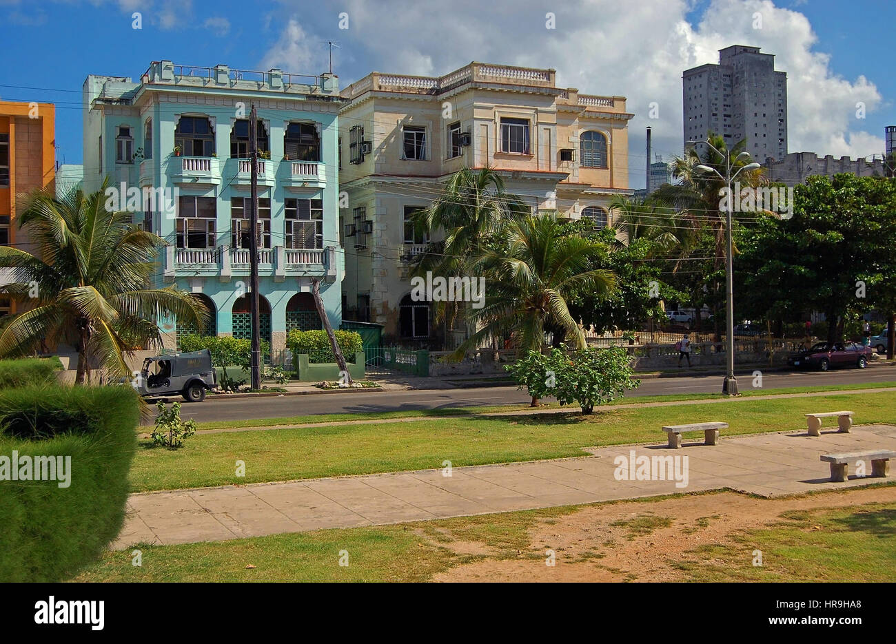 Élégants hôtels particuliers sur Avenida Paseo, El Vedado, La Havane, Cuba Banque D'Images