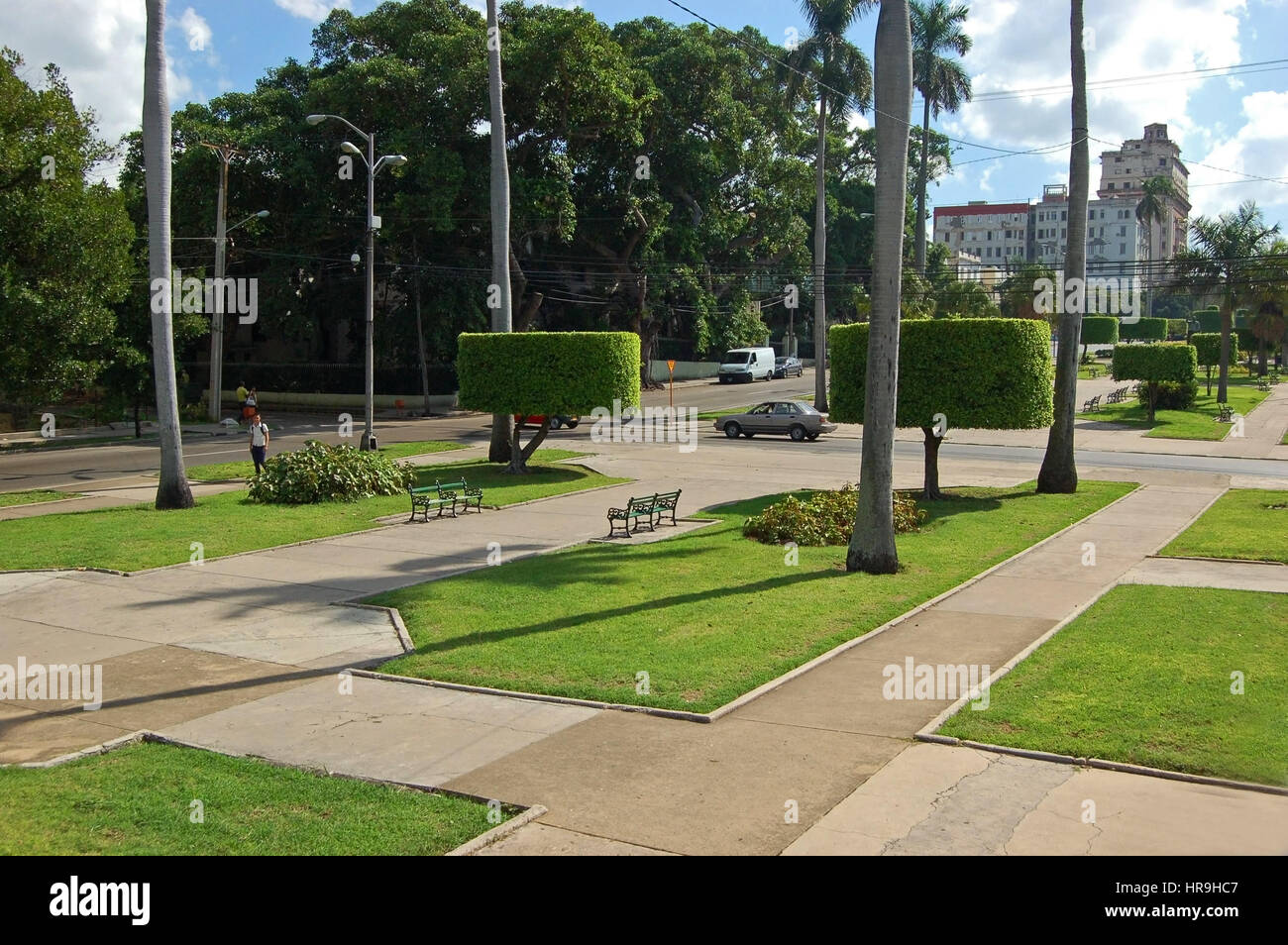 Vue sur le parc-comme médiane de l'avenue Paseo à El Vedado, La Havane, Cuba Banque D'Images