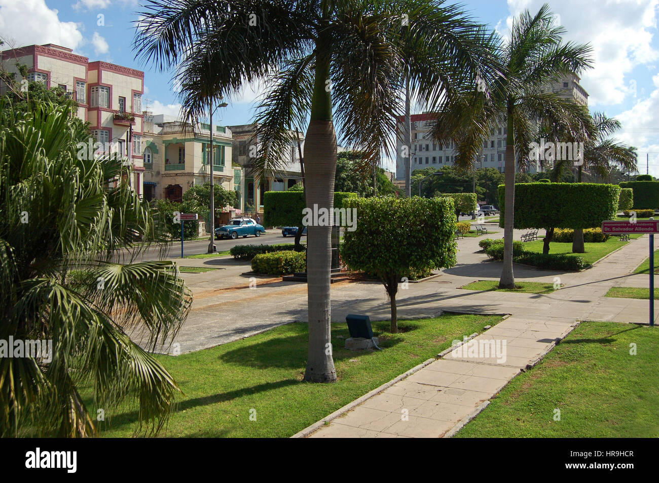 Vue sur le parc-comme médiane de l'avenue Paseo à El Vedado, La Havane, Cuba Banque D'Images