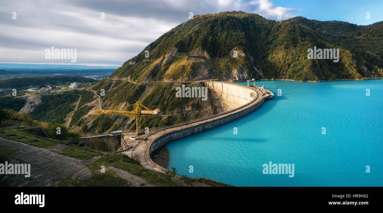 La centrale hydroélectrique d'Enguri HES. L'Ingouri large réservoir de Jvari à côté du barrage Enguri, entouré de montagnes, Upper Svaneti, Georgia. Banque D'Images