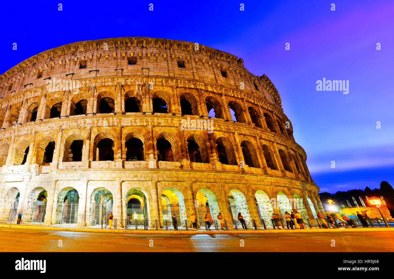 Vue sur le Colisée de nuit à Rome, Italie Banque D'Images