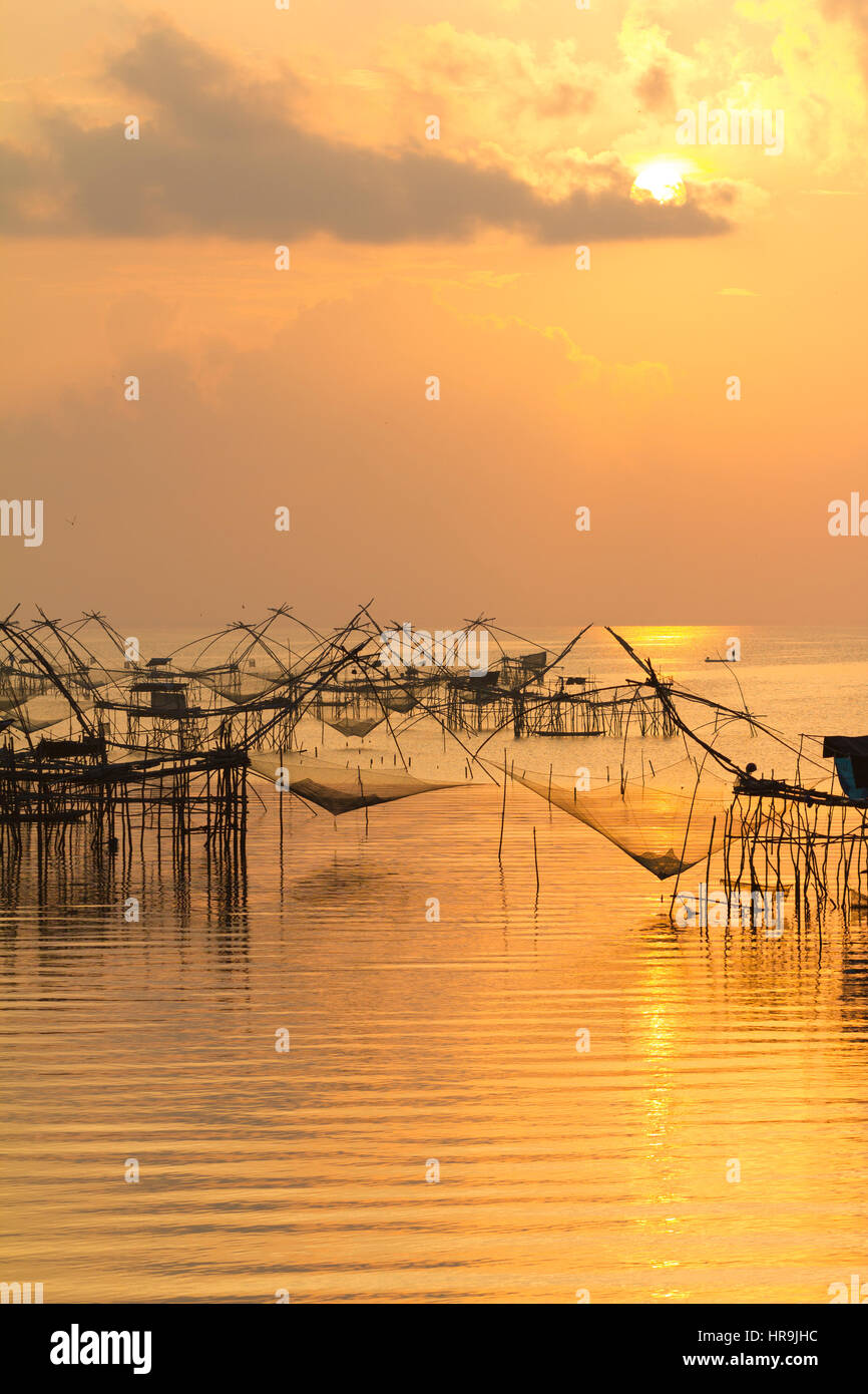 Les filets de pêche dans le lac dans la partie sud de la Thaïlande dans la lumière du matin chaud d'or Banque D'Images
