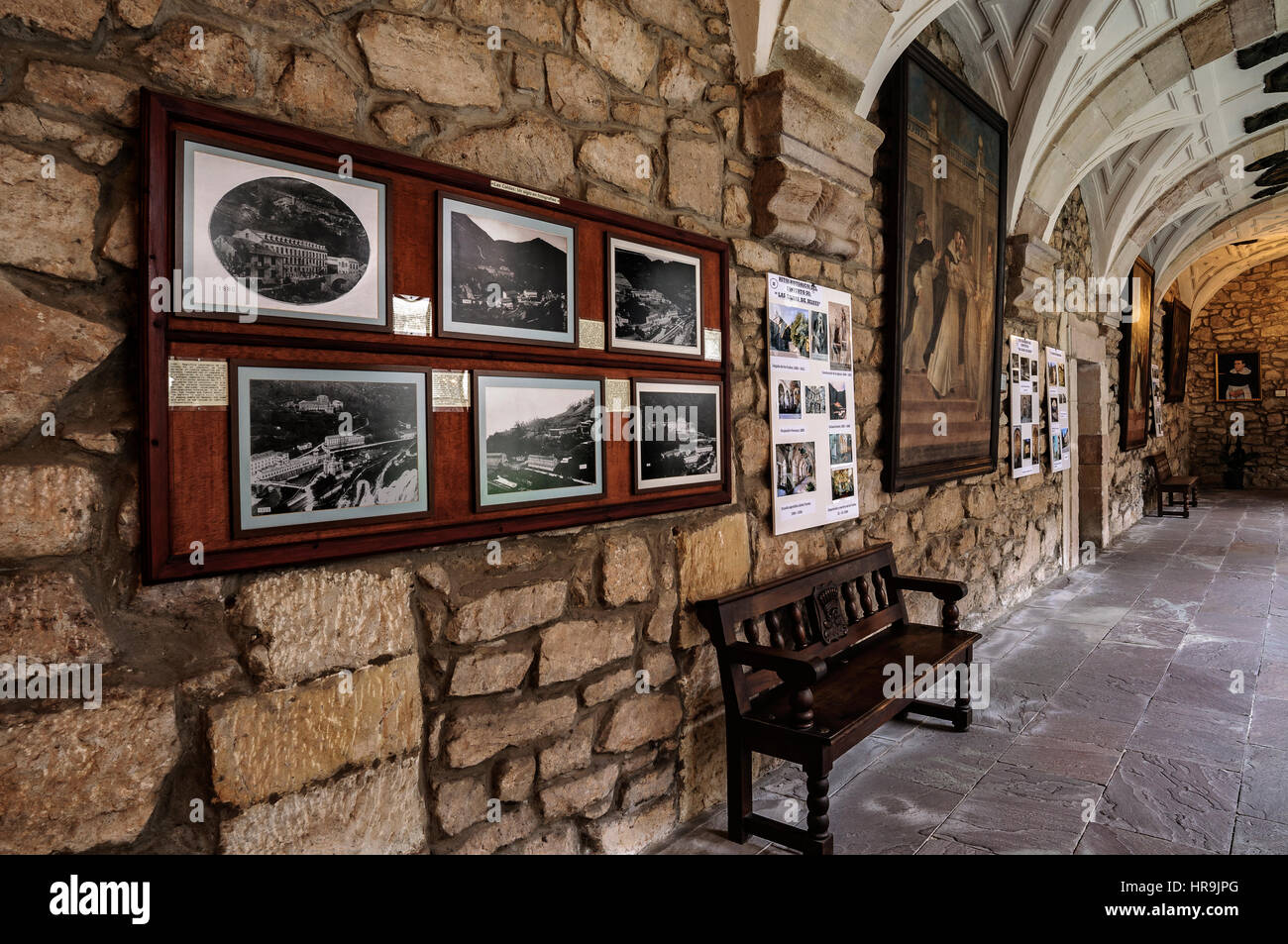 Sanctuaire de Nuestra Señora de las Caldas. Ensemble de deux bâtiments d'architecture, Église et Cloître.en Los Corrales de Buelna, Cantabrie, Espagne. Banque D'Images