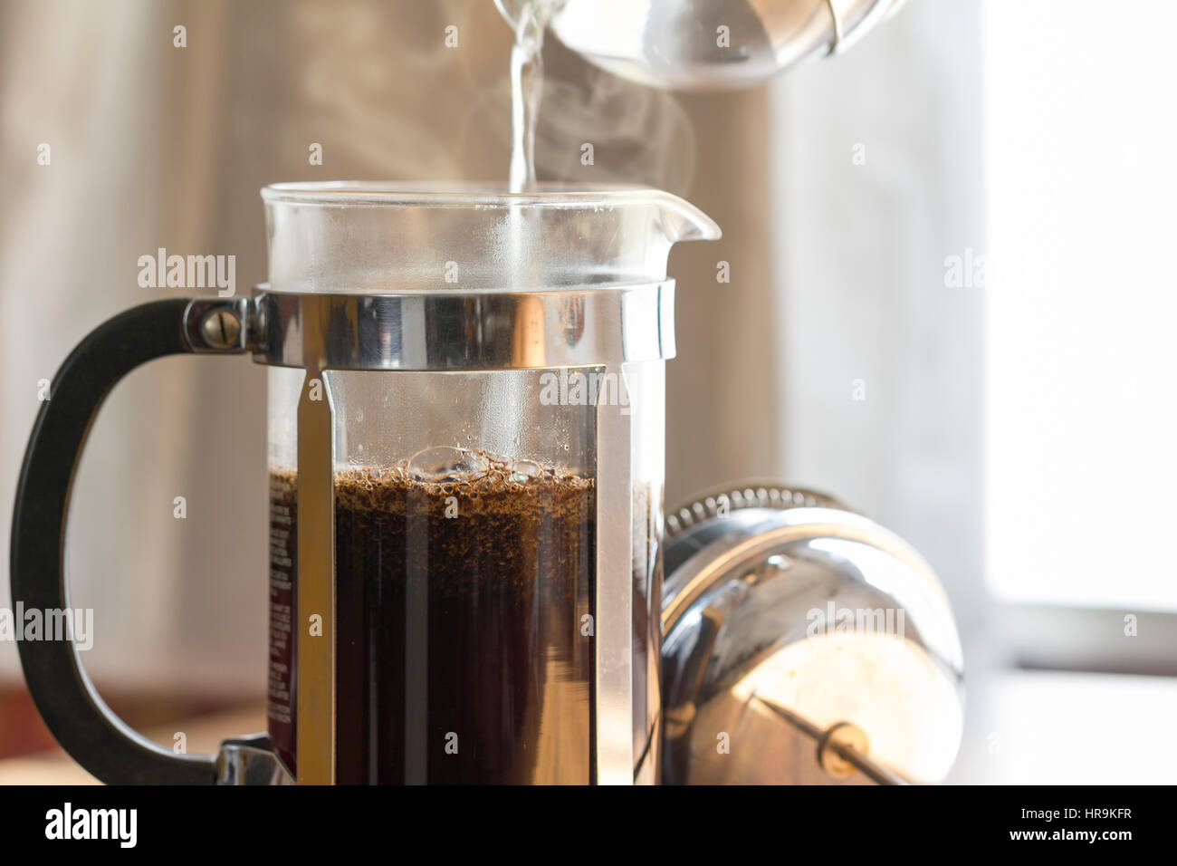 Infusion du café dans une presse Française en montrant la lumière du matin chaud préparation de boisson de café. C'est un studio photo avec copie espace sur la droite. Banque D'Images