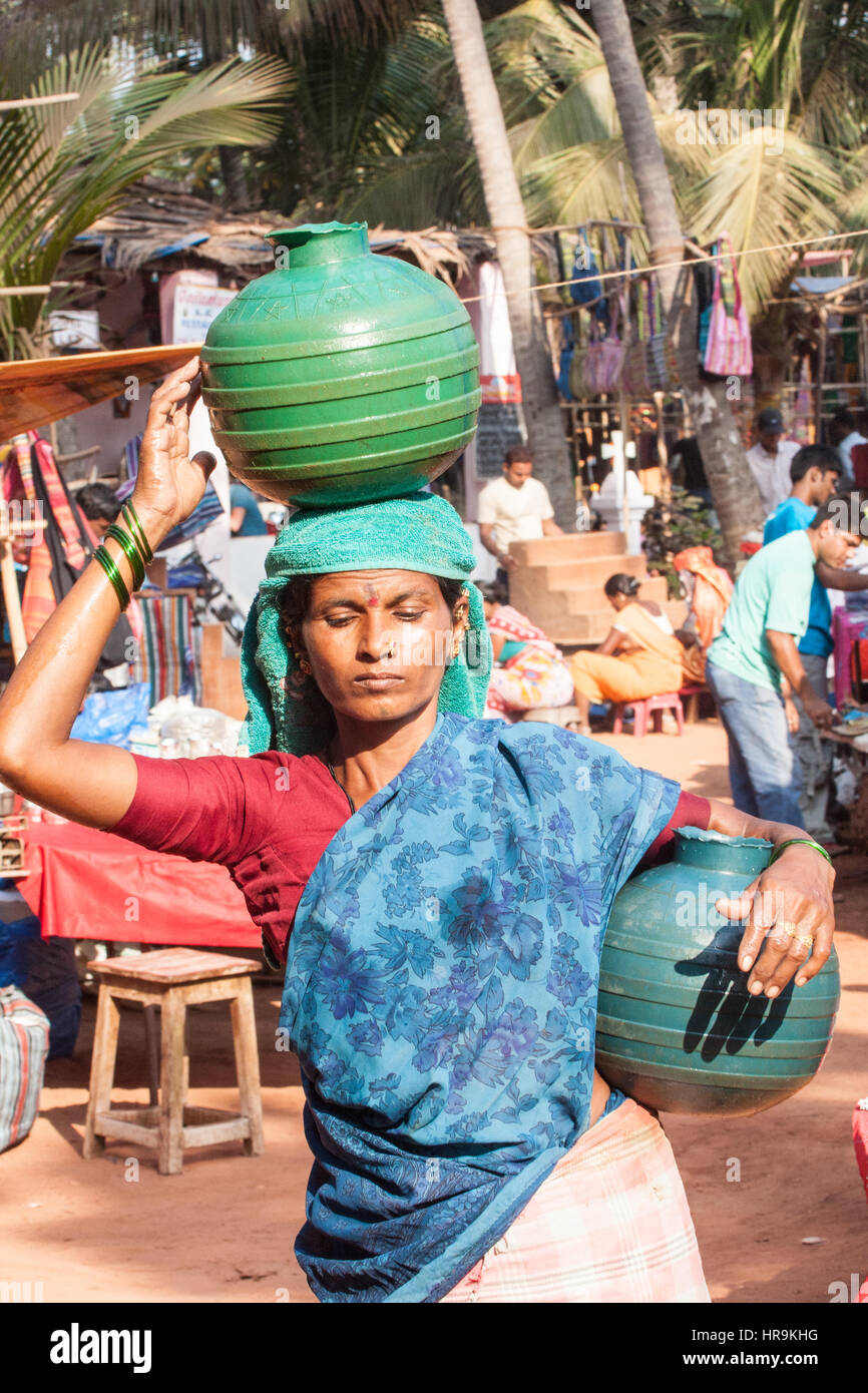 ,Local,femme,tête,chargement,transport,en plastique conteneurs,de,eau,tropical, paradise,a,Marché,d'Anjuna, plage d'Anjuna,,Goa, Inde,Indian,Asia,Asiatique, Banque D'Images