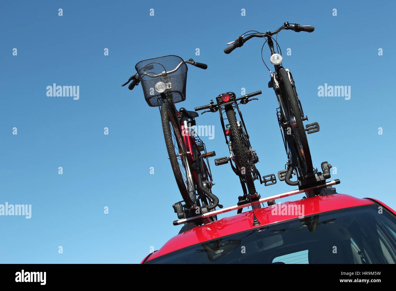 Support à bicyclettes sur le dessus de voiture rouge Banque D'Images
