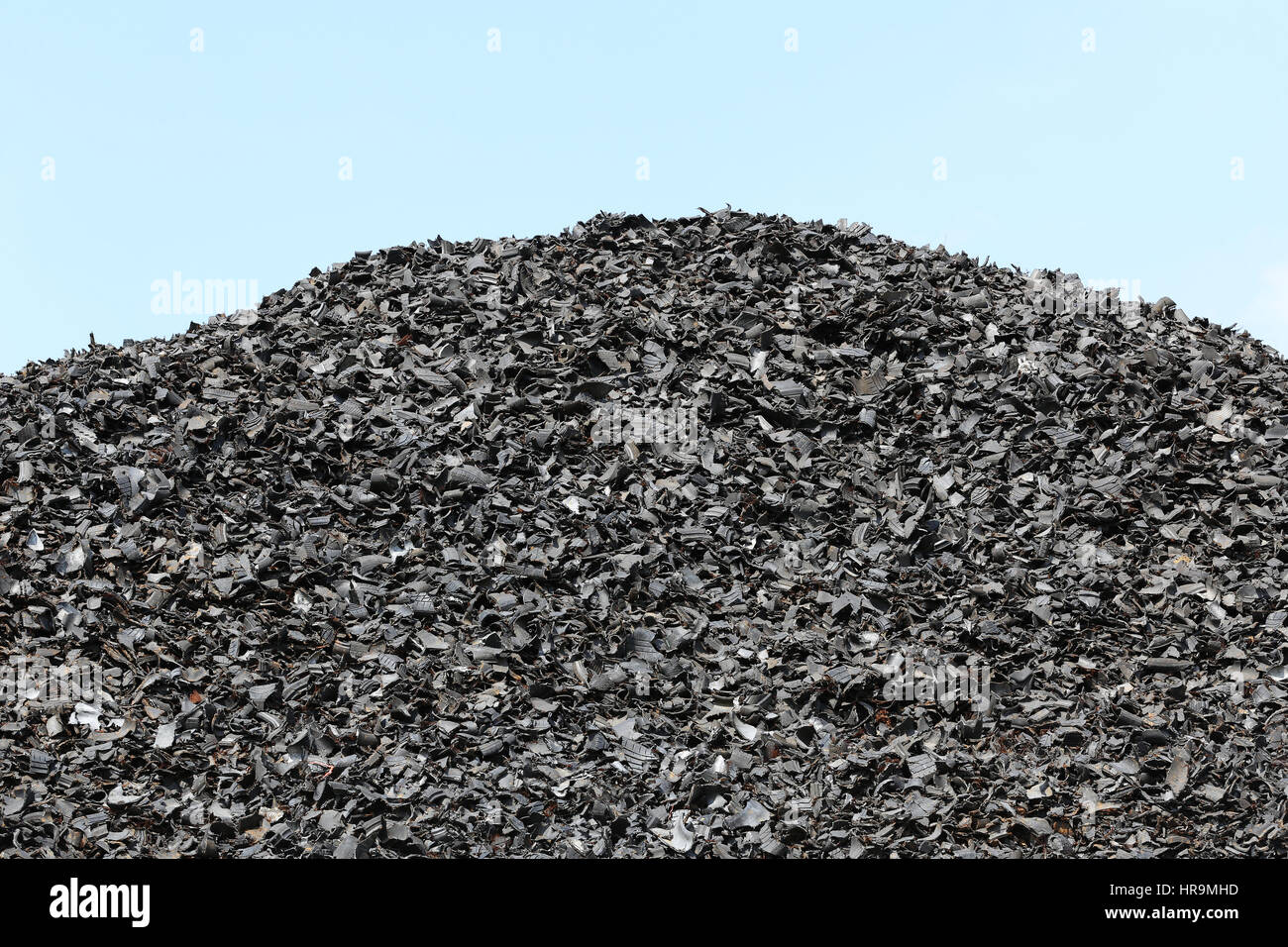 Des pneus déchiquetés au chantier de recyclage Banque D'Images