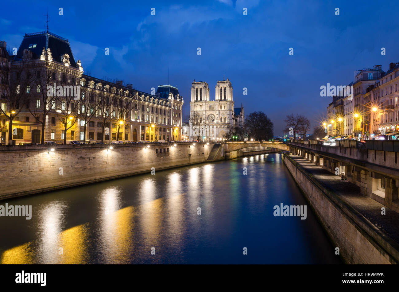 Notre-Dame de Paris et de Seine à heure bleue Banque D'Images