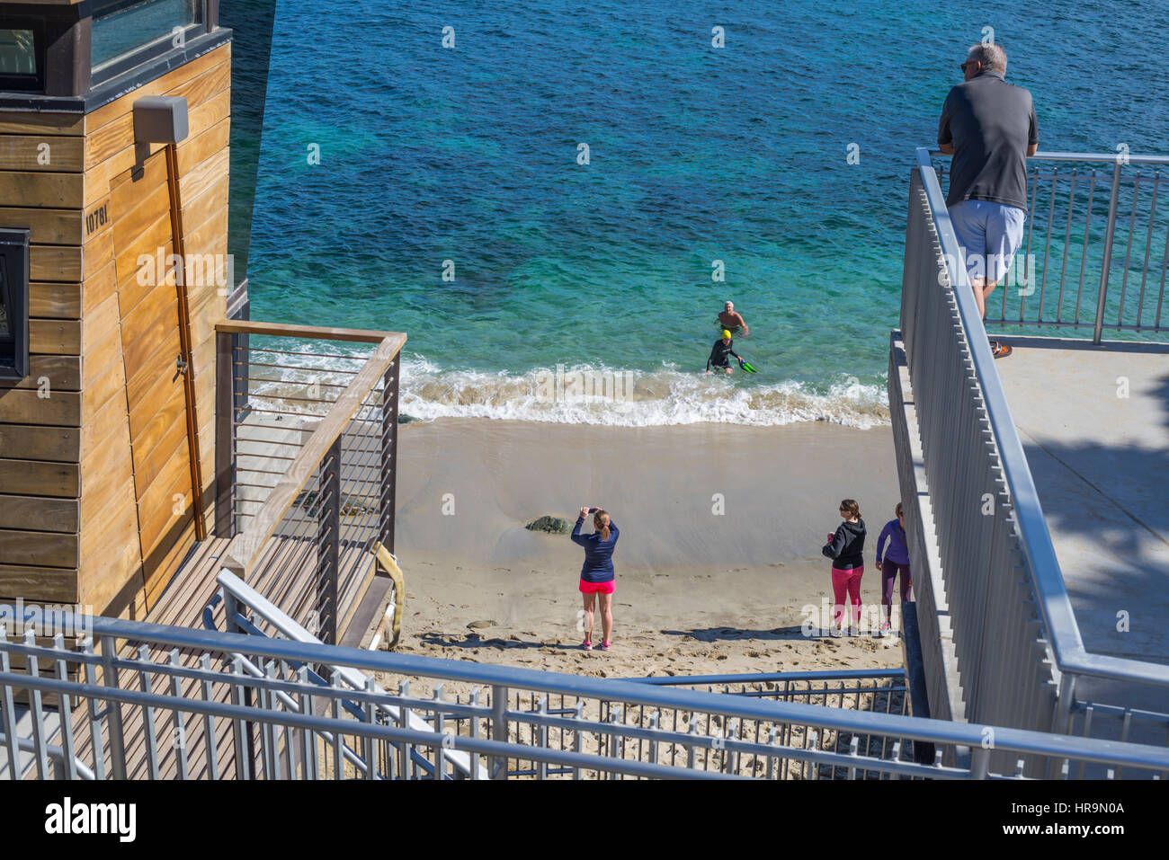 Les gens sur le La Jolla Cove Beach sur une journée d'hiver. La Jolla, Californie. Banque D'Images