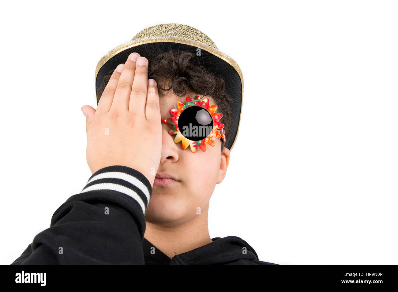 Boy wearing hat et lunettes en studio. Banque D'Images