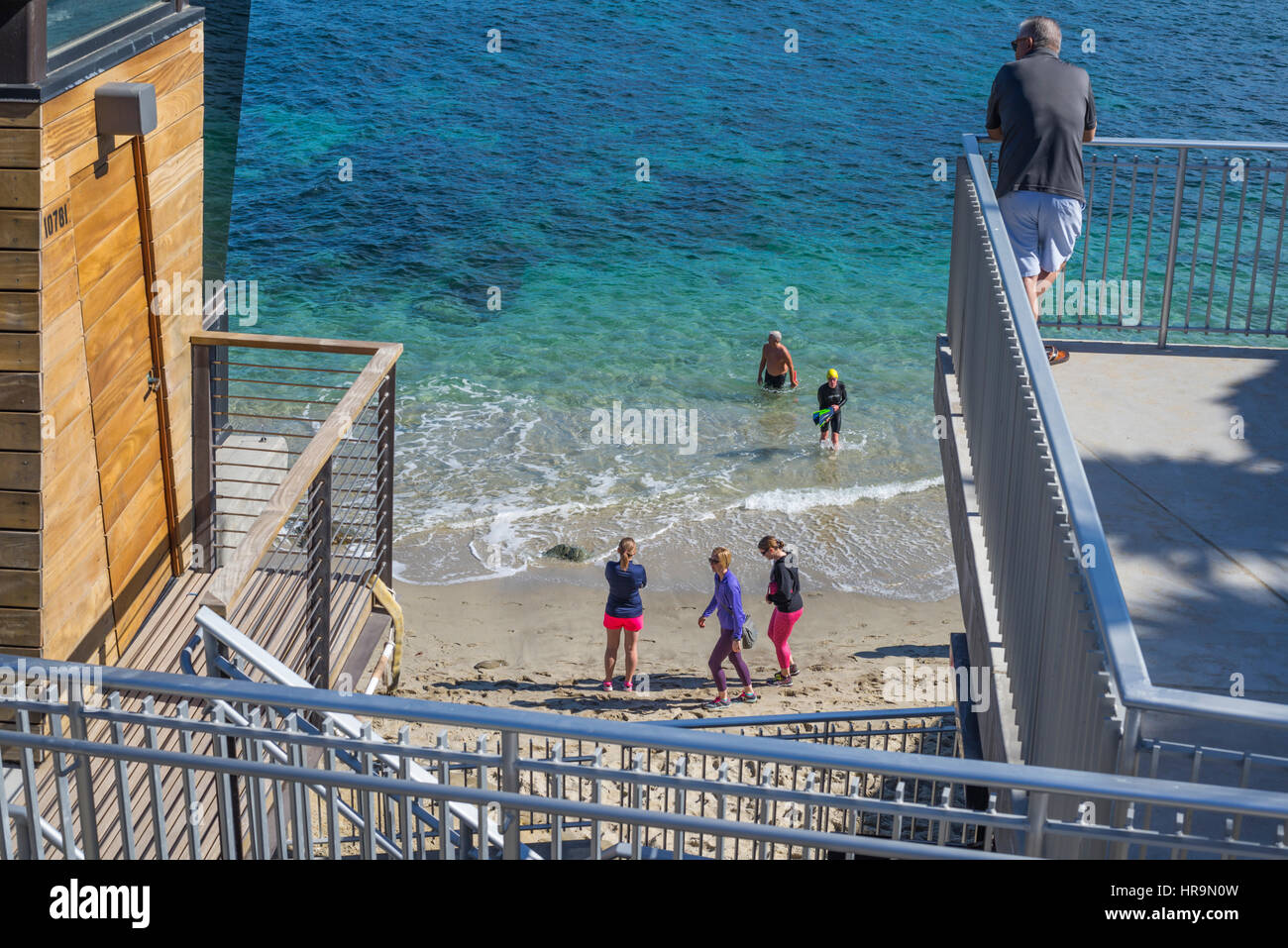 Les gens sur le La Jolla Cove Beach sur une journée d'hiver. La Jolla, Californie. Banque D'Images