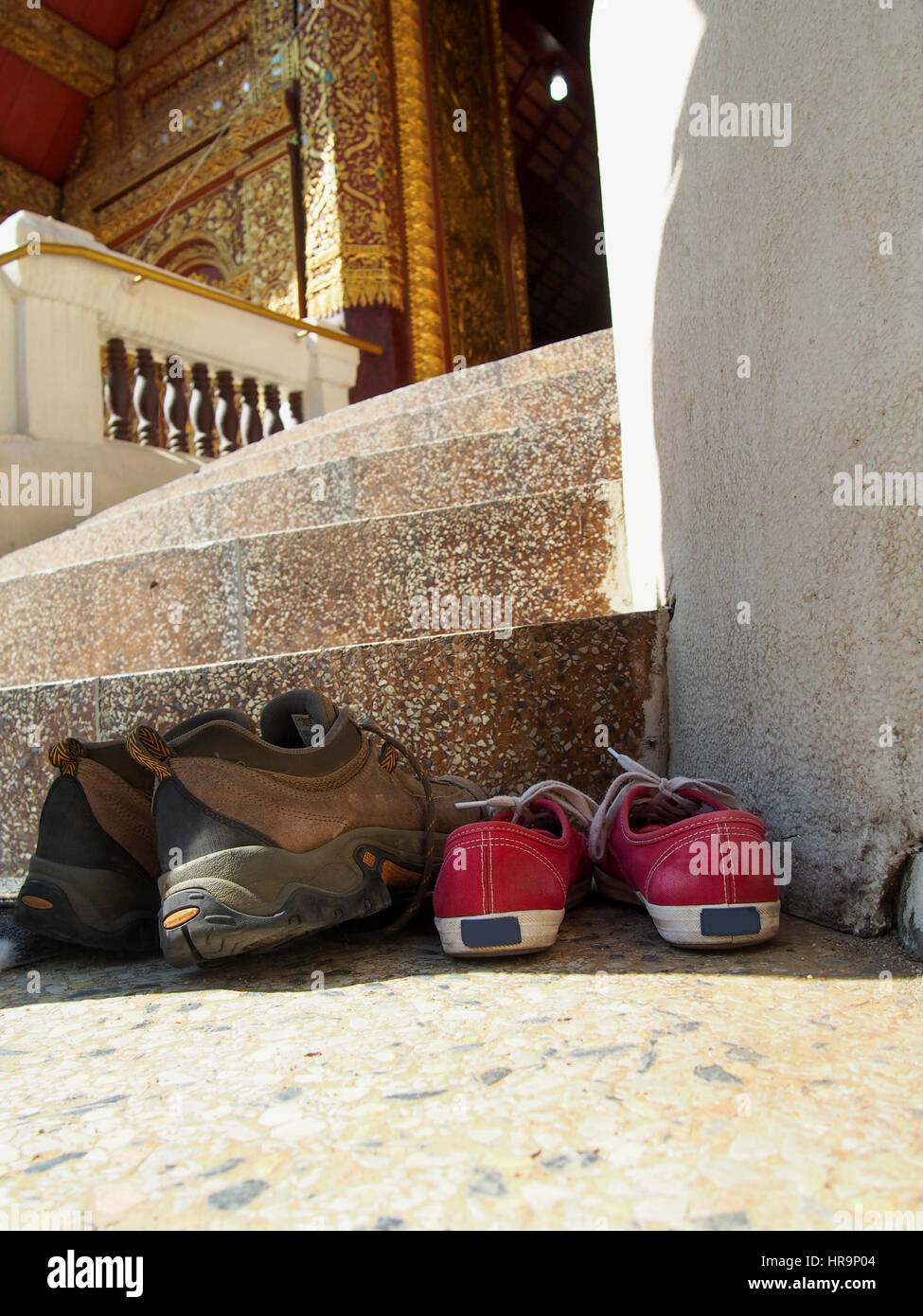 Chaussures d'attendre à l'extérieur sur les marches d'un temple à Chiang Mai en Thaïlande. Banque D'Images