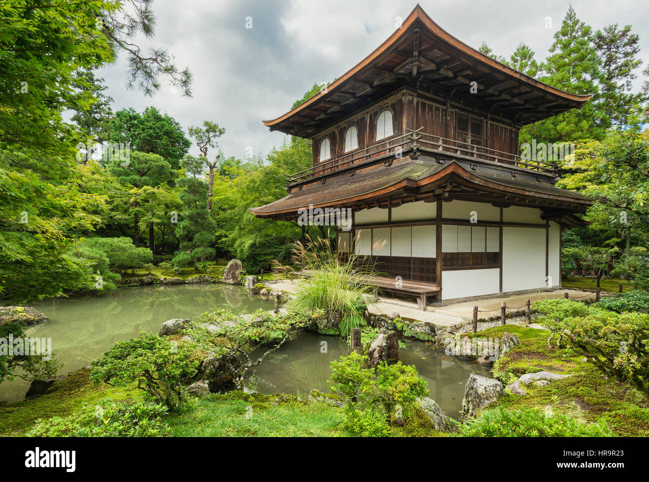 Ginkaku-ji, officiellement nommée Jisho-ji, est un temple Zen dans le quartier de Sakyo Kyoto, Japon. C'est l'une des constructions qui représente le Higashiya Banque D'Images