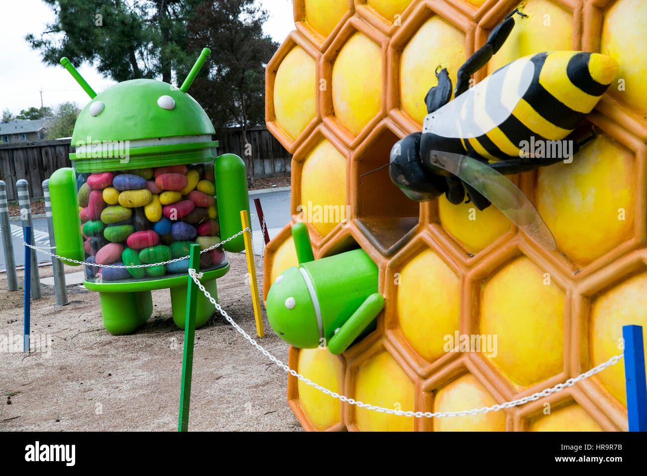 Un jardin plein de statues du système d'exploitation Android de Google à Mountain View, Californie, le 18 février 2017. Banque D'Images