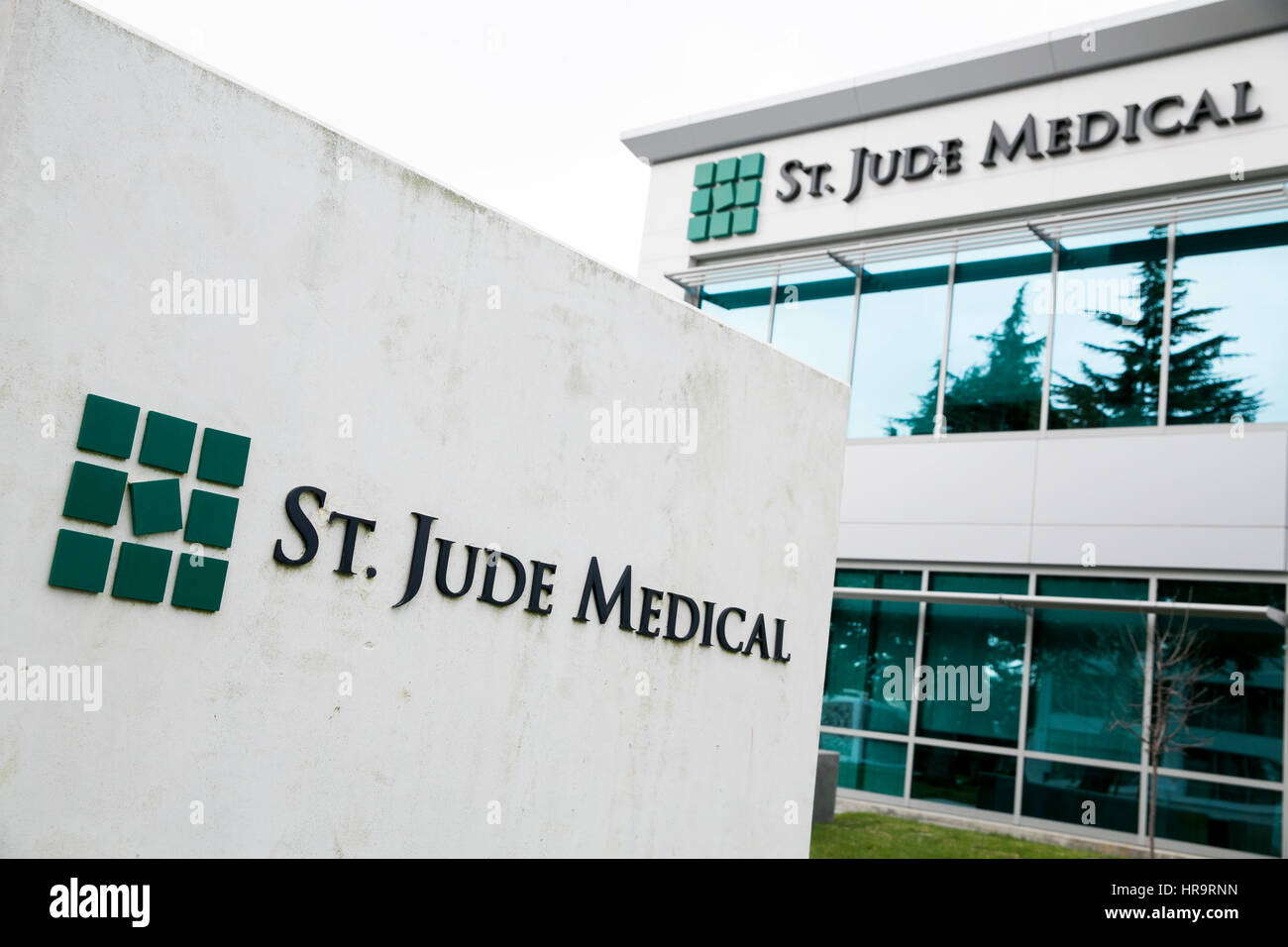Un logo affiche à l'extérieur d'un établissement occupé par saint Jude Medical, Inc., à Sunnyvale, Californie, le 18 février 2017. Banque D'Images