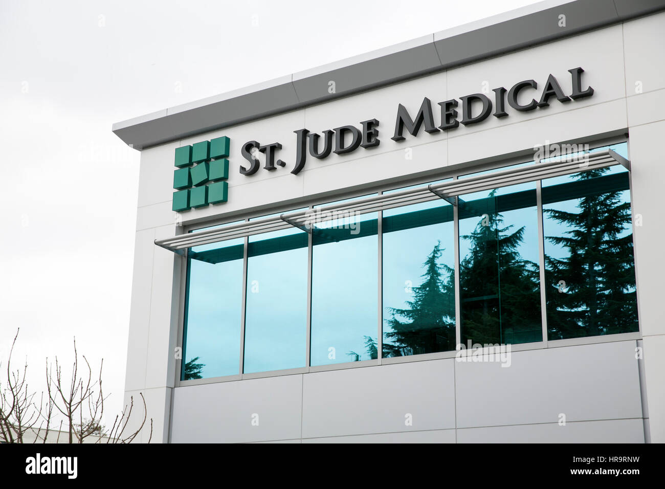 Un logo affiche à l'extérieur d'un établissement occupé par saint Jude Medical, Inc., à Sunnyvale, Californie, le 18 février 2017. Banque D'Images