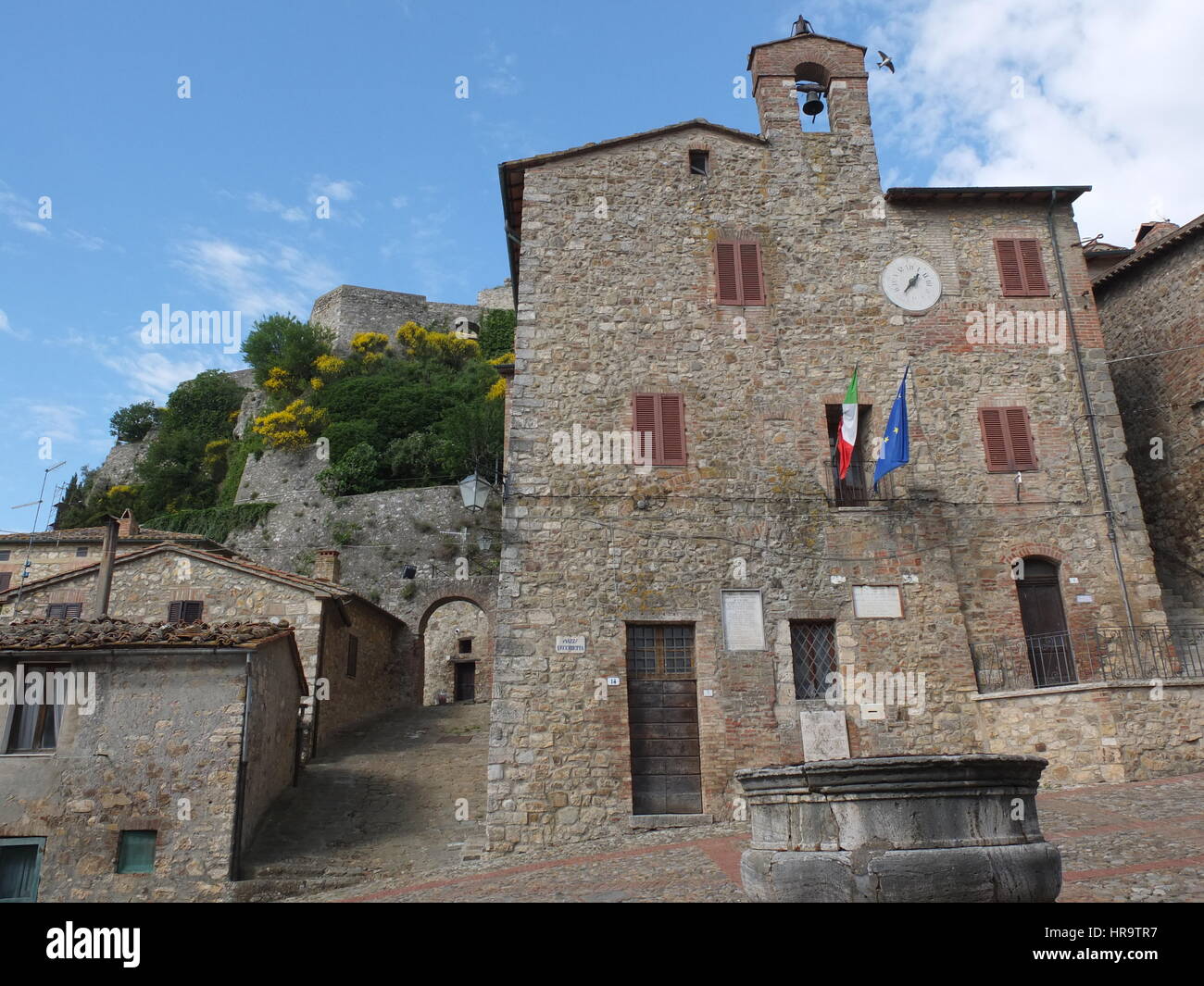 Rue calme à Rocca d'Orcia village, Val d'Orcia, Toscane, Italie Banque D'Images