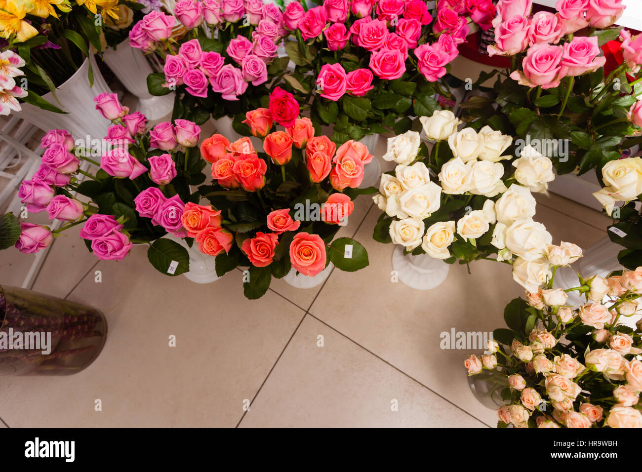 Roses Bouquets chez un fleuriste's shop Banque D'Images