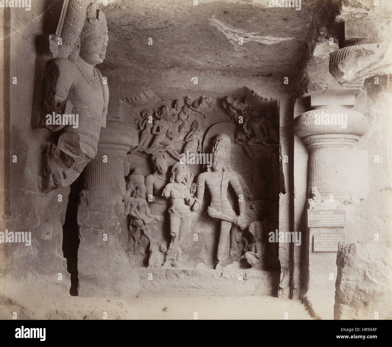 Groupe de figures, d'Elephanta près de l'eau Cave Banque D'Images