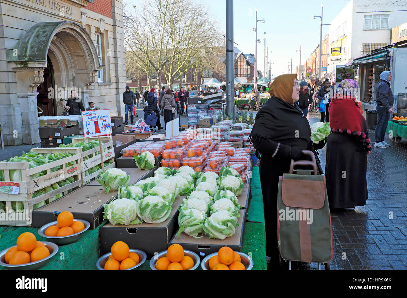 Personnes âgées femme musulmane avec le chou-fleur et panier à l'extérieur de Walthamstow Street Market London E17 KATHY DEWITT Banque D'Images