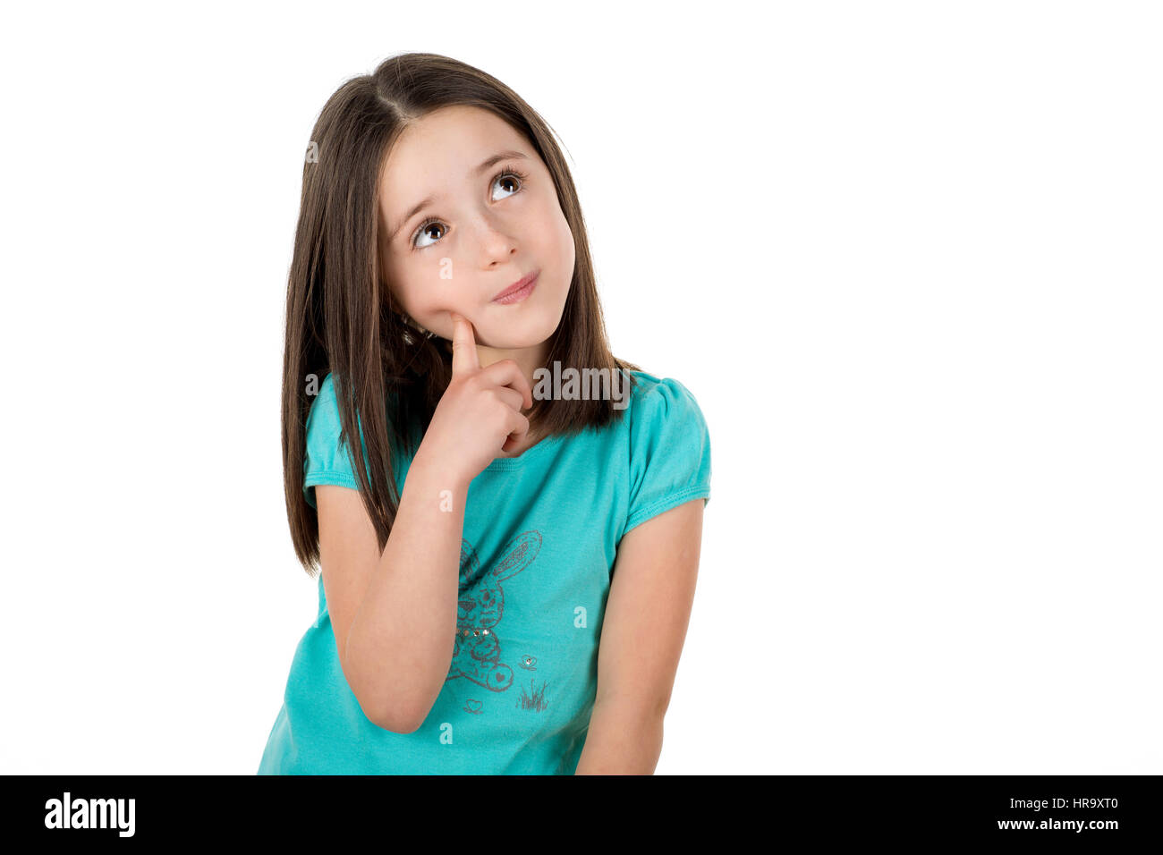 Fille de l'école jusqu'à la réflexion et se demander ou à la recherche d'indices ou d'idées. Isolé sur un fond blanc. Banque D'Images