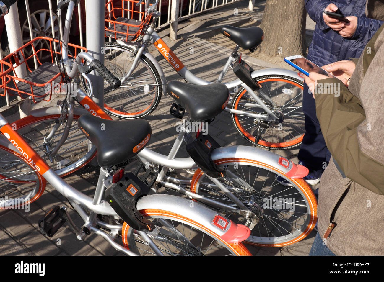 Les gens utilisent l'APP Bike-Sharing de louer location à Beijing, Chine. 28-Feb-2017 Banque D'Images