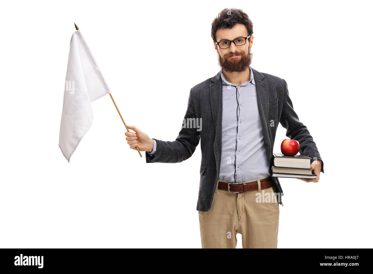 Enseignant de sexe masculin tenant un drapeau blanc et regardant la caméra isolé sur fond blanc Banque D'Images
