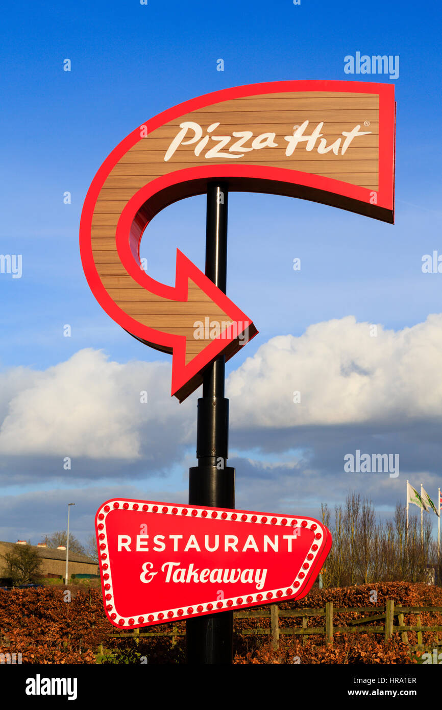 "Pizza Hut" sign post, Solstice Park, Amesbury, Wiltshire Banque D'Images