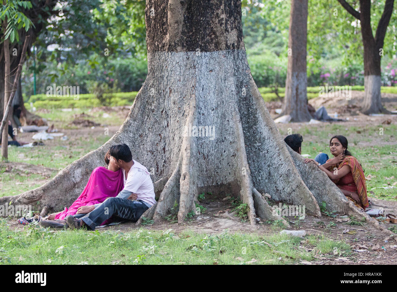 Des couples,toucher,pas,les baisers,a,la,Victoria Memorial,motif,jardin,en,Center,de,urbain,Calcutta Kolkata, West Bengal,,,West Bengal,Inde,Indian,Asia,Asiatique, Banque D'Images