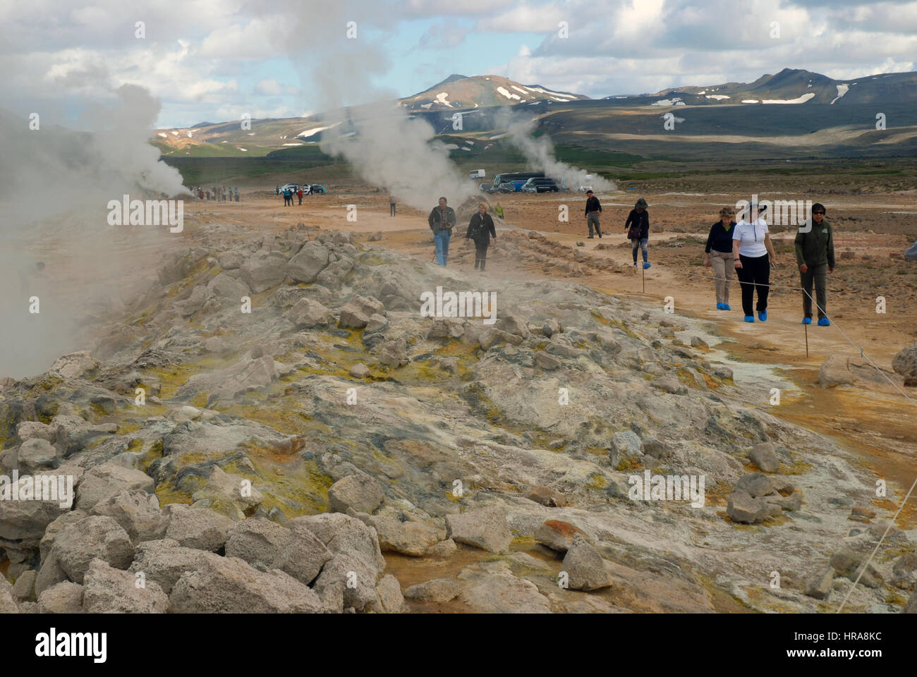 Un spot réputé pour ses bassins à bulles, fosses de boue bouillante et fumante, gaz sulfurique émettant des fumerolles, Namjafall Hevrir, Islande. Banque D'Images