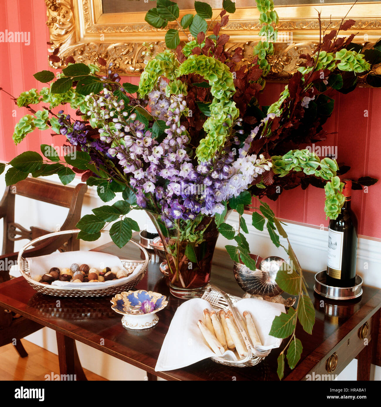 Une petite table avec un vase de fleurs. Banque D'Images