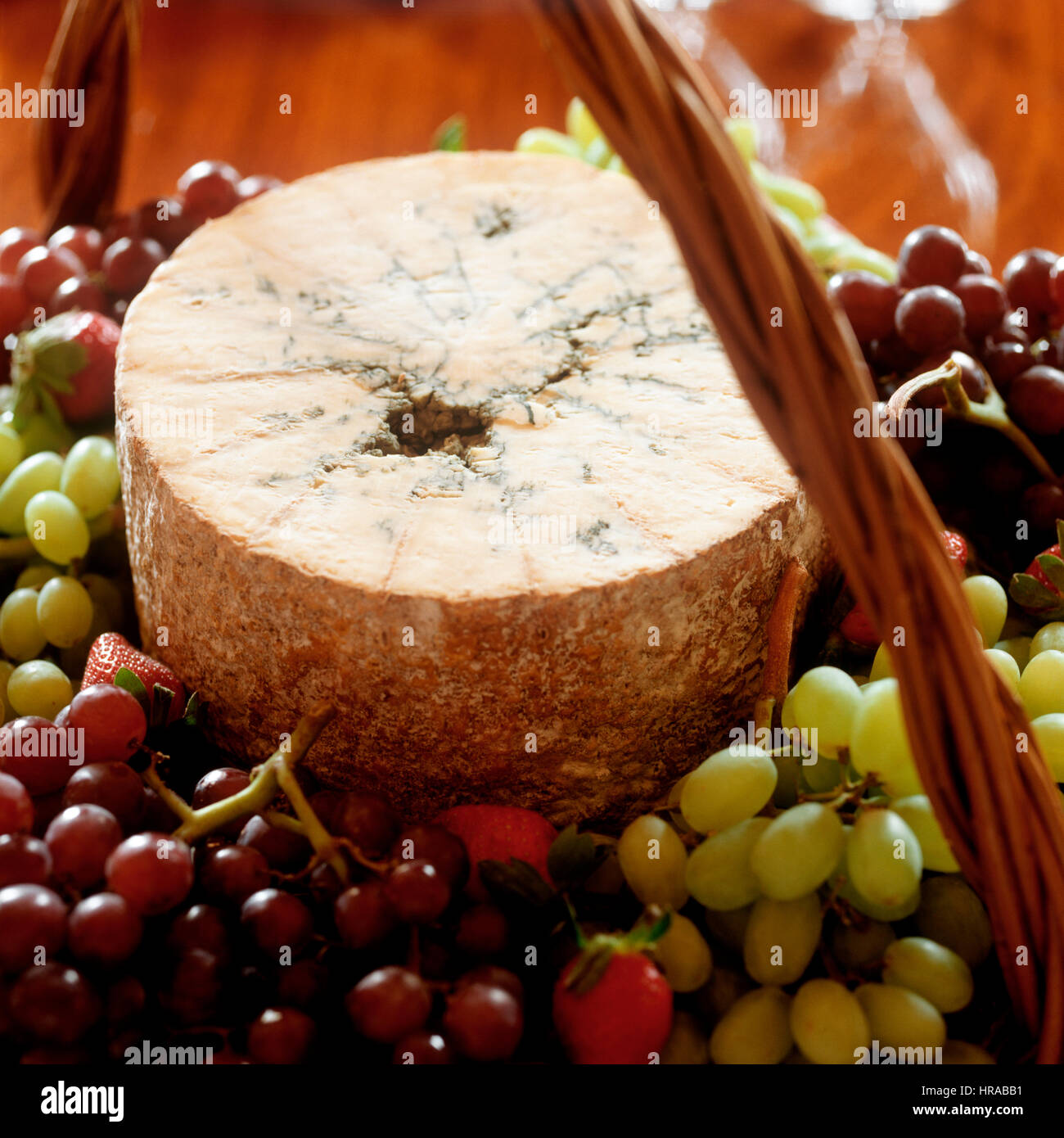 Le fromage et les raisins dans un panier. Banque D'Images