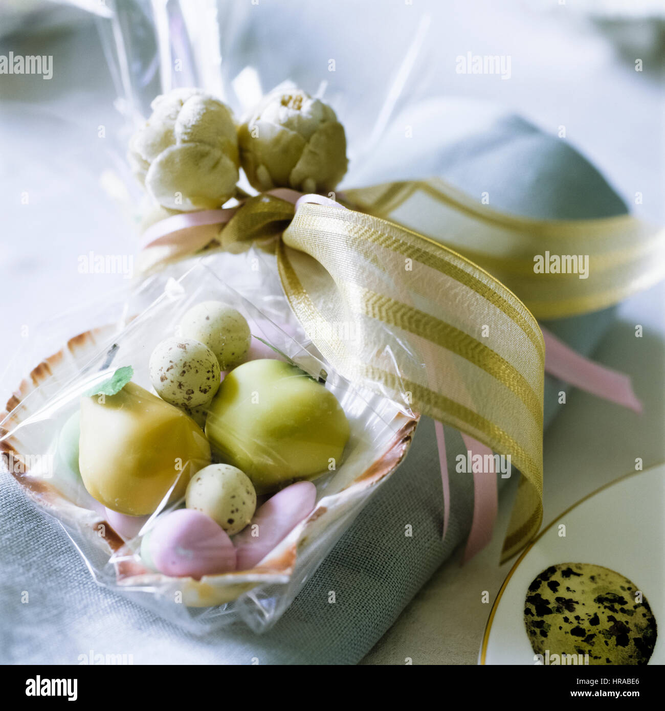Une table avec des oeufs de Pâques. Banque D'Images