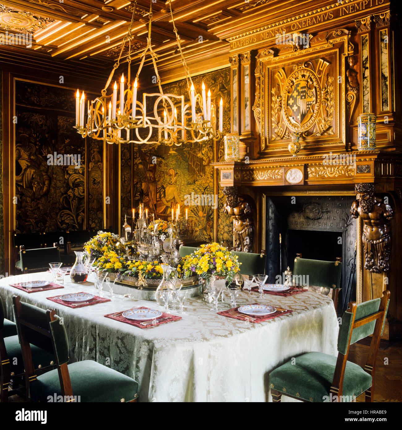 Ancienne salle à manger avec un lustre. Banque D'Images