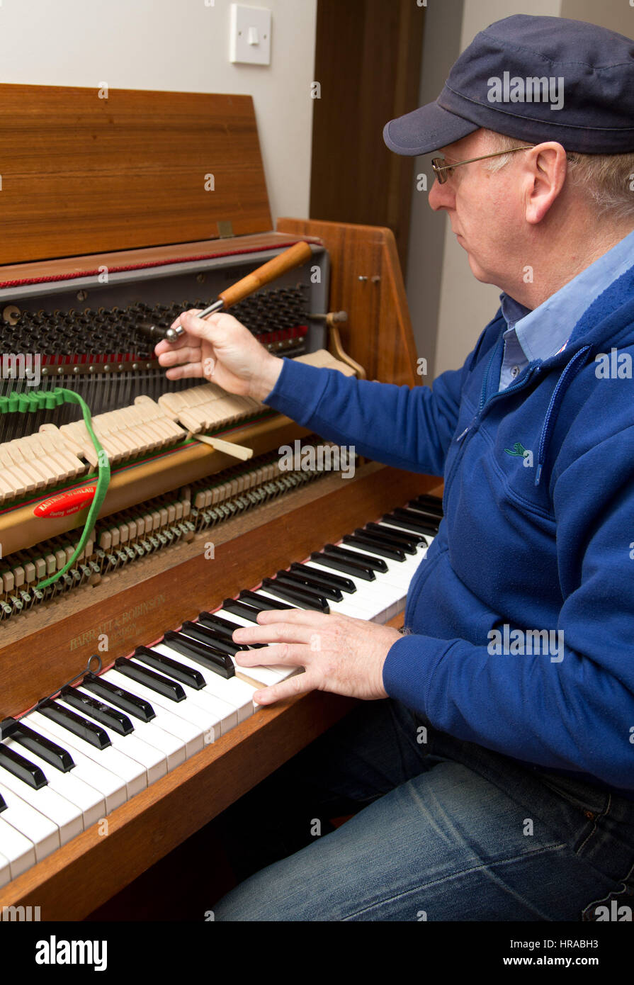 Un accordeur de piano tuning un piano droit, London, UK Photo Stock - Alamy