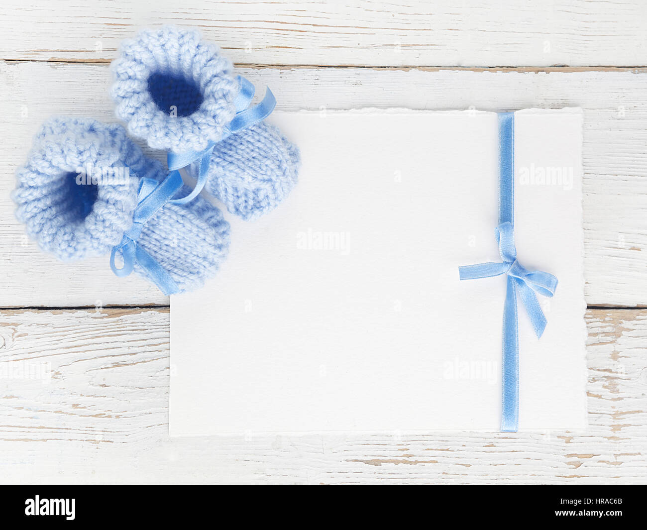Chaussures Bebe Garcon Avec Une Carte Vierge Sur Un Fond De Bois Blanc Vue D En Haut Photo Stock Alamy Chaussures Bebe Garcon Avec Une Carte Vierge Sur Un Fond De Bois Blanc Vue D En Haut Photo Stock Alamy