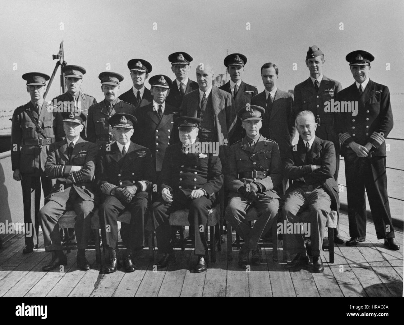 Churchill à bord du HMS Howe avec sir Dudley Pound et Sir Alan Brooke Banque D'Images