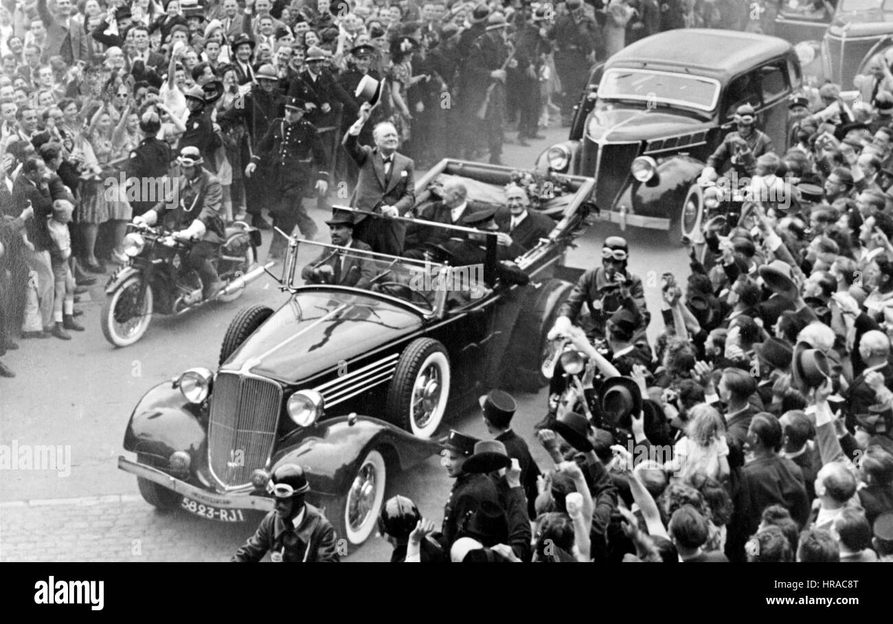 Churchill avec Robert Schuman, le ministre français des Finances, à Metz, France au cours de la fête de la Bastille le 14 juillet 1946 Banque D'Images