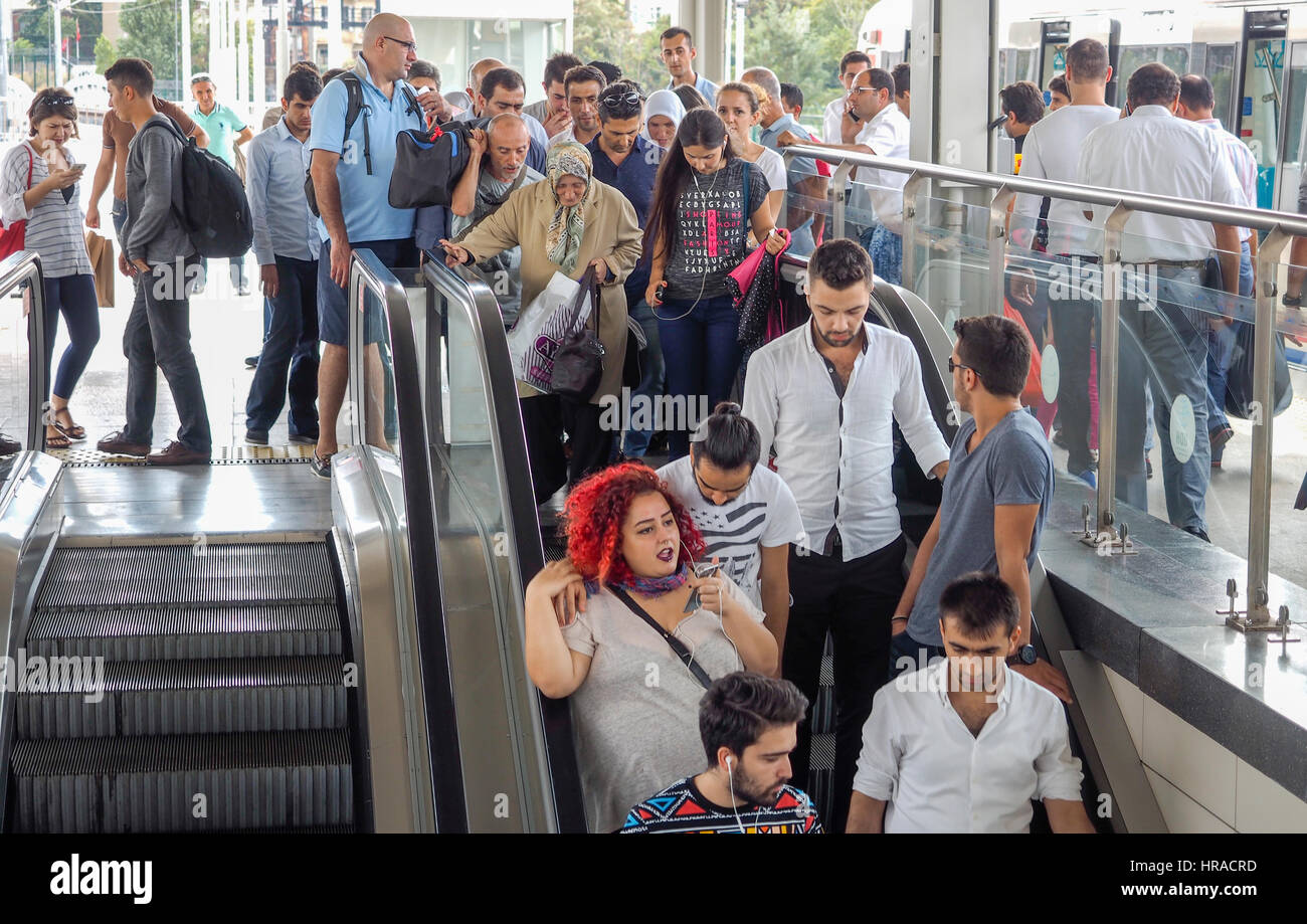 La gare de MARMARAY ET PLATE-FORME À L'ESCALATOR AYRILIK CESMESI ISTANBUL Turquie Banque D'Images