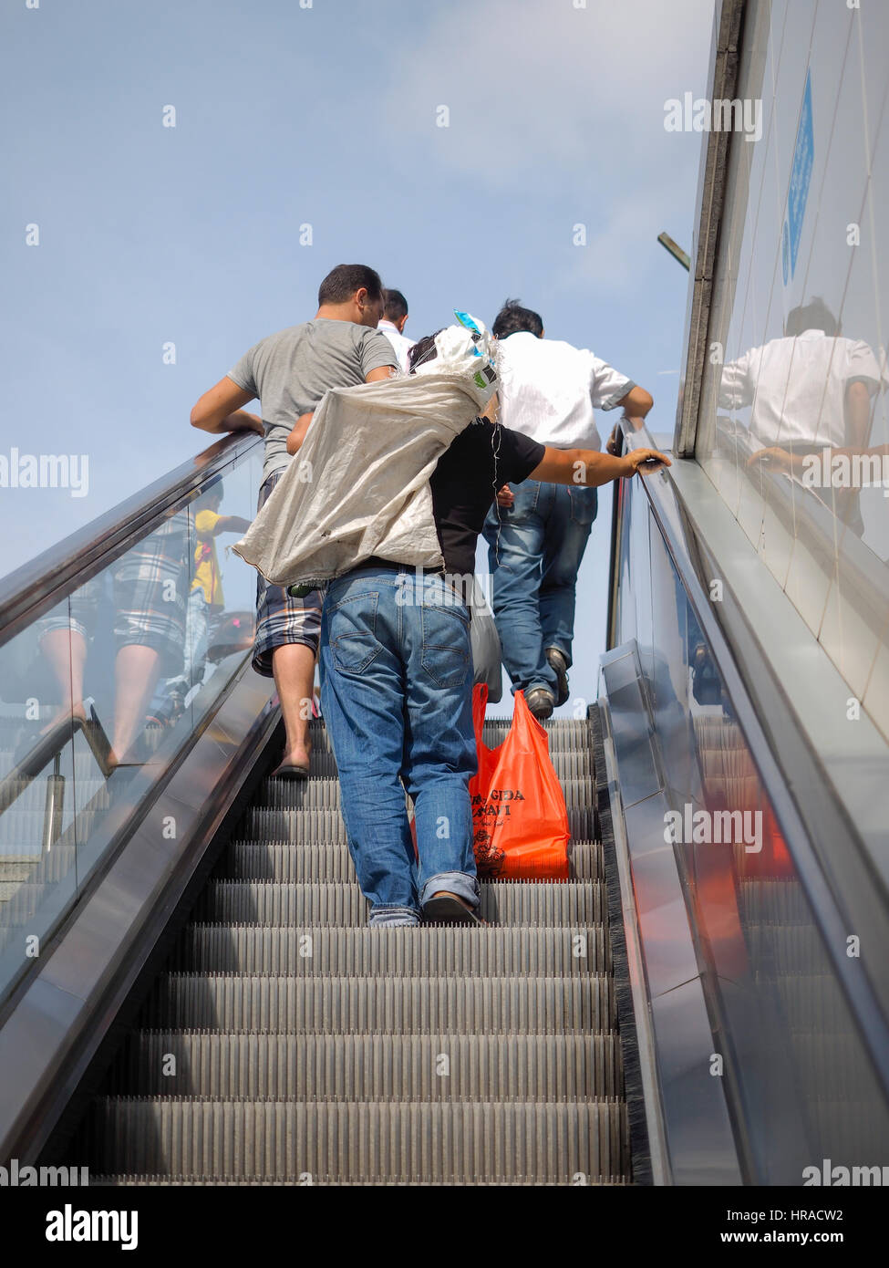 La gare de MARMARAY ET PLATE-FORME À L'ESCALATOR AYRILIK CESMESI ISTANBUL Turquie Banque D'Images